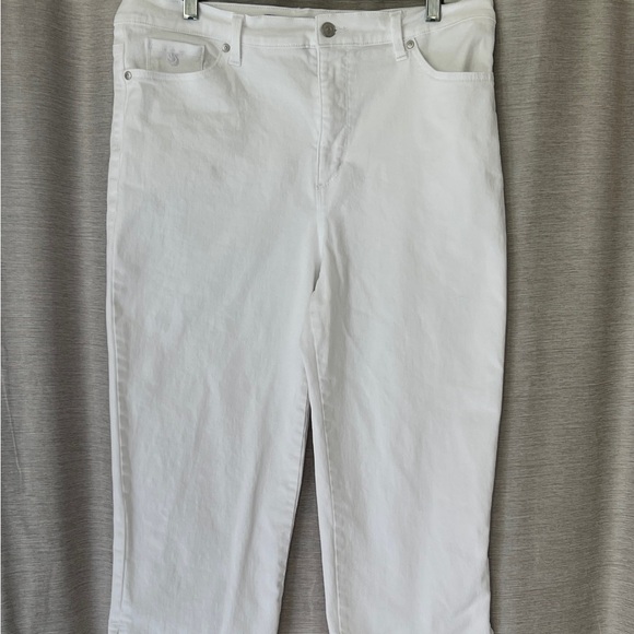 Gloria Vanderbilt Denim - Gloria Vanderbilt Women's Straight Leg White Capri Jeans